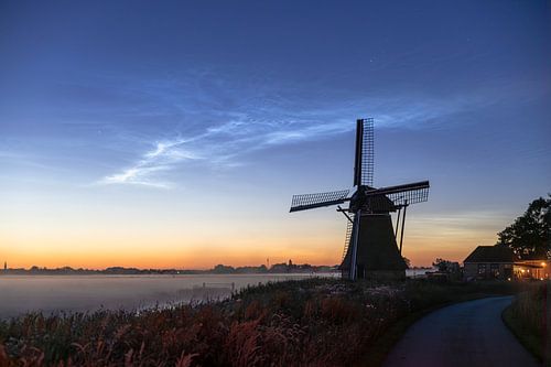 Nuages nocturnes lumineux avec moulin à vent en Frise