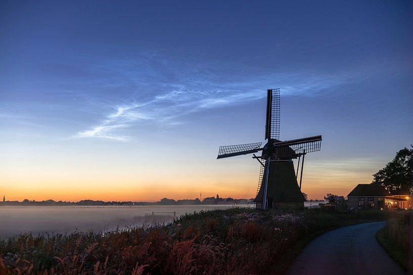 Lichtende nachtwolken met molen in friesland van robertjan boonstra