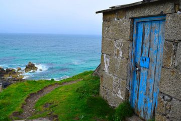 Verweerd huisje op een klif aan de ruige Engelse kust van Studio LE-gals