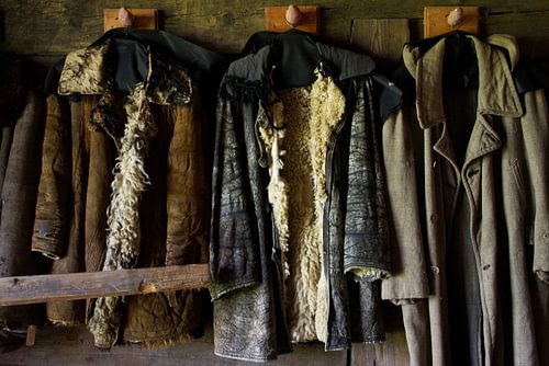 Drei Mäntel in einem Schuppen