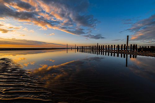 Die Spiegelung des Sonnenuntergangs in Cadzand von Robby's fotografie