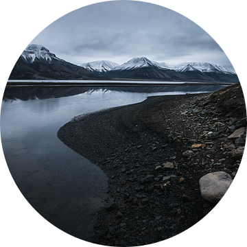Fjord reflecterend in het water van Martijn Smeets