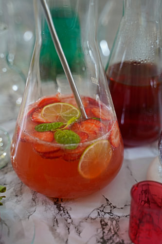 Strawberry Lemon Mint Sparkling Wine Punch in een fles