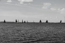 Botter op het water in zwart wit sur Brian Morgan