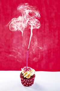 Cupcake Redvelvet avec une bougie éteinte sur Dani Teston