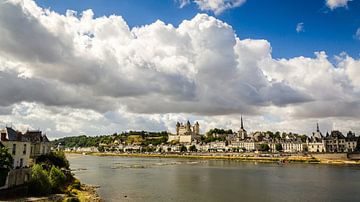 Château de Saumur et vieille ville de Saumur sur la Loire en France sur Dieter Walther