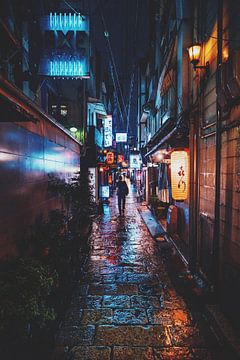 Man door de regen in Osaka van Tom Rijpert