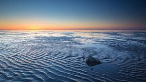 Leere im Wattenmeer kurz nach Sonnenuntergang von Martijn van Dellen