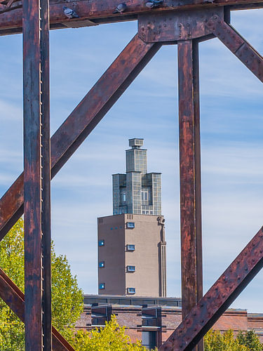 Magdeburg: Albinmüller Tower behind the bascule bridge