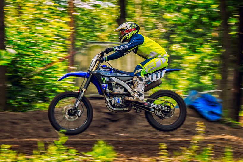 Motorcrosser in actie van Aron van Oort