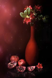 Stilleben mit roter Vase, rotem Rhododendron und Granatapfeläpfeln.