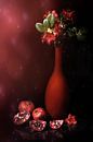 Stilleben mit roter Vase, rotem Rhododendron und Granatapfeläpfeln. von Saskia Dingemans Awarded Photographer Miniaturansicht