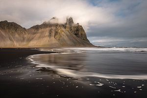 Vestrahorn, stattlich in der Brandung