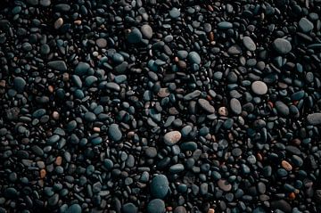 Steine am Strand in Island von Inez Nina Aarts