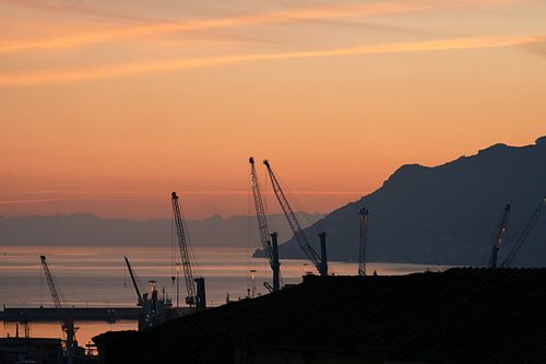 Coucher de soleil sur le port de Salerne, Italie