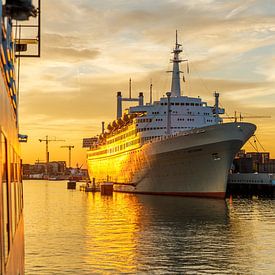 SS Rotterdam at sunset by RH Fotografie