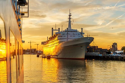 SS Rotterdam bei Sonnenuntergang