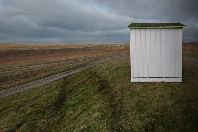 Strandhuisje wacht op transport (eiland Texel) van Margo Schoote