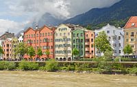 Gekleurde huizen langs de rivier (Innsbruck) van Martine Moens thumbnail