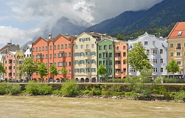 Gekleurde huizen langs de rivier (Innsbruck) van Martine Moens