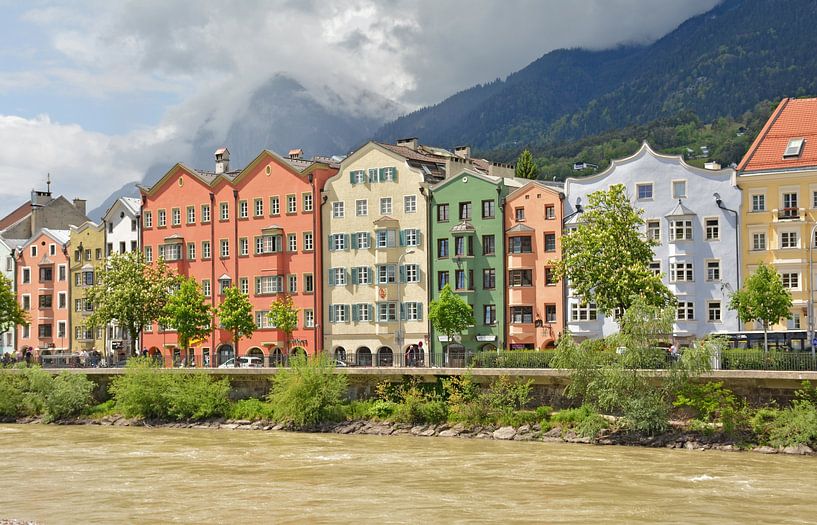 Bunte Häuser entlang des Flusses (Innsbruck) von Martine Moens