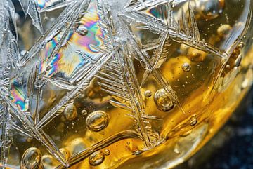 Ijskristallen vormen in gouden vloeistof met belletjes van Markus Gann