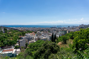 Blick auf die Stadt Thessaloniki in Griechenland mit Meer und Hafen
