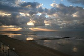 Lichtspel tussen zon en wolken van Johan Töpke