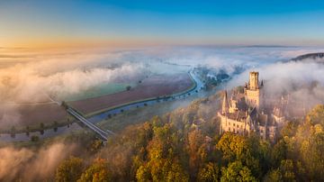 Schloss Marienburg an einem nebligen Morgen von Michael Abid