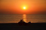 Tractor bij zonsondergang op het strand van Op Het Strand thumbnail