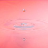Druppels in rood water