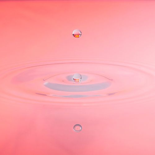 Druppels in rood water