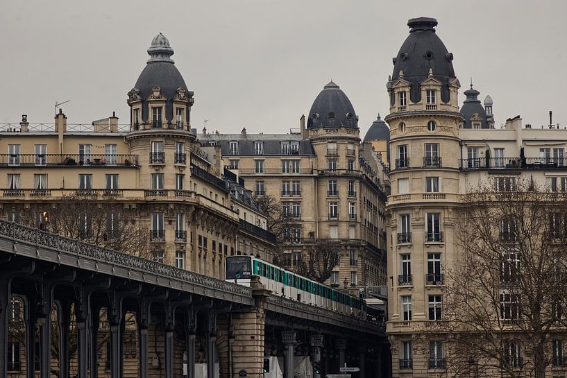 Parijs met metrolijn 6 over de Pont de Bir Hakeim. van Robert Jan Smit