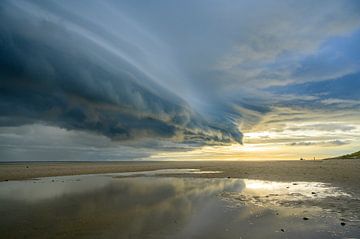 Zonsopgang op het strand van Texel met een onweerswolk