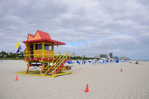 Kleurrijke strandwachttoren
