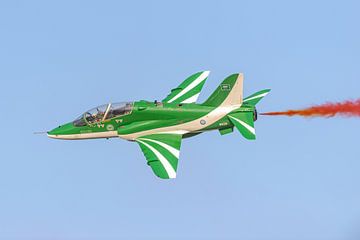 Eén van de zeven Saudi Hawk vliegtuigen in actie. van Jaap van den Berg