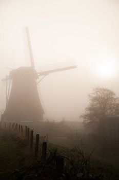 Windmolen in de mist