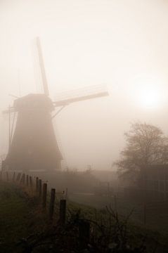 Windmolen in de mist van Stefanie de Boer