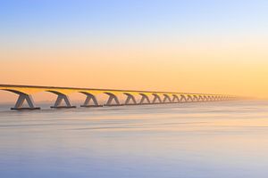 Ein goldenes Gut fällt auf die Zeelandbrücke in Zeeland von Bas Meelker