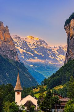 Zonsopkomst in Lauterbrunnen, Zwitserland van Henk Meijer Photography