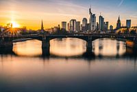 Skyline Frankfurt bij zonsondergang