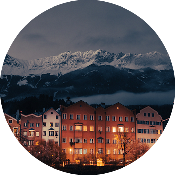 Karakteristieke huizen in Innsbruck met bergen van Travel.san