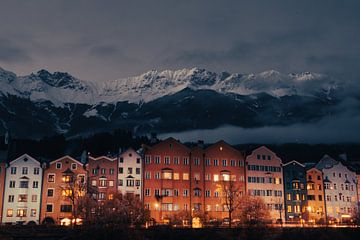 Karakteristieke huizen in Innsbruck met bergen van Travel.san
