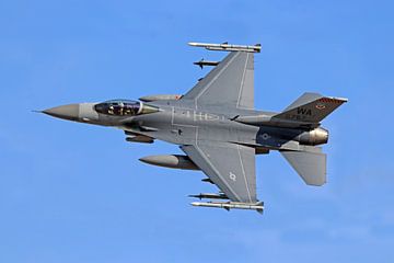 Lockheed Martin F-16C Fighting Falcon sharp curve by Ramon Berk