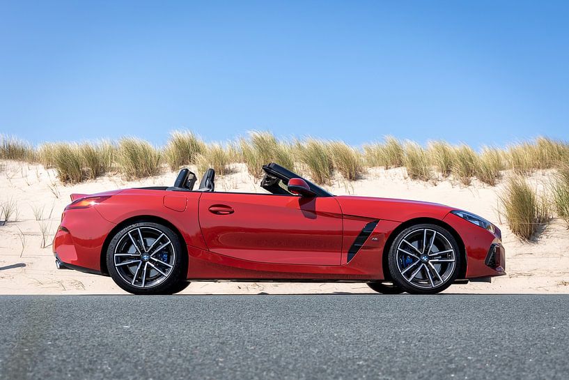 BMW Z4 M40i voor een duin van Pieter van Dieren (pidi.photo)