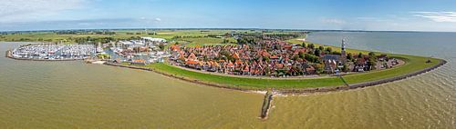 Lucht panorama van het historische stadje Hindeloopen aan het IJsselmeer in Friesland Nederland