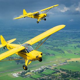 Zwei Piper Cubs über dem Flughafen Teuge von Planeblogger