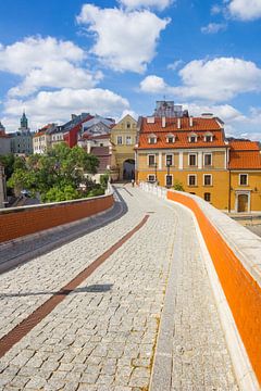 Kopfsteinpflasterbrücke führt zum historischen Zentrum von Lublin von Marc Venema