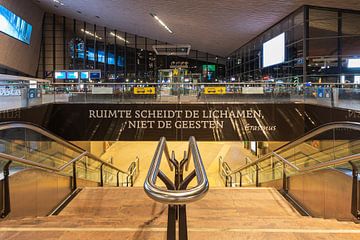 Ruimte scheidt de lichamen, niet de geesten spreuk in het  Centraal Station in Rotterdam van MS Fotografie | Marc van der Stelt