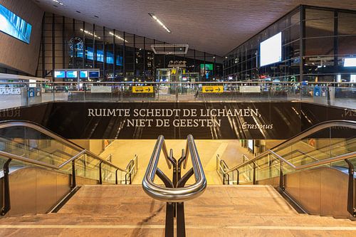 Ruimte scheidt de lichamen, niet de geesten spreuk in het  Centraal Station in Rotterdam van MS Fotografie | Marc van der Stelt